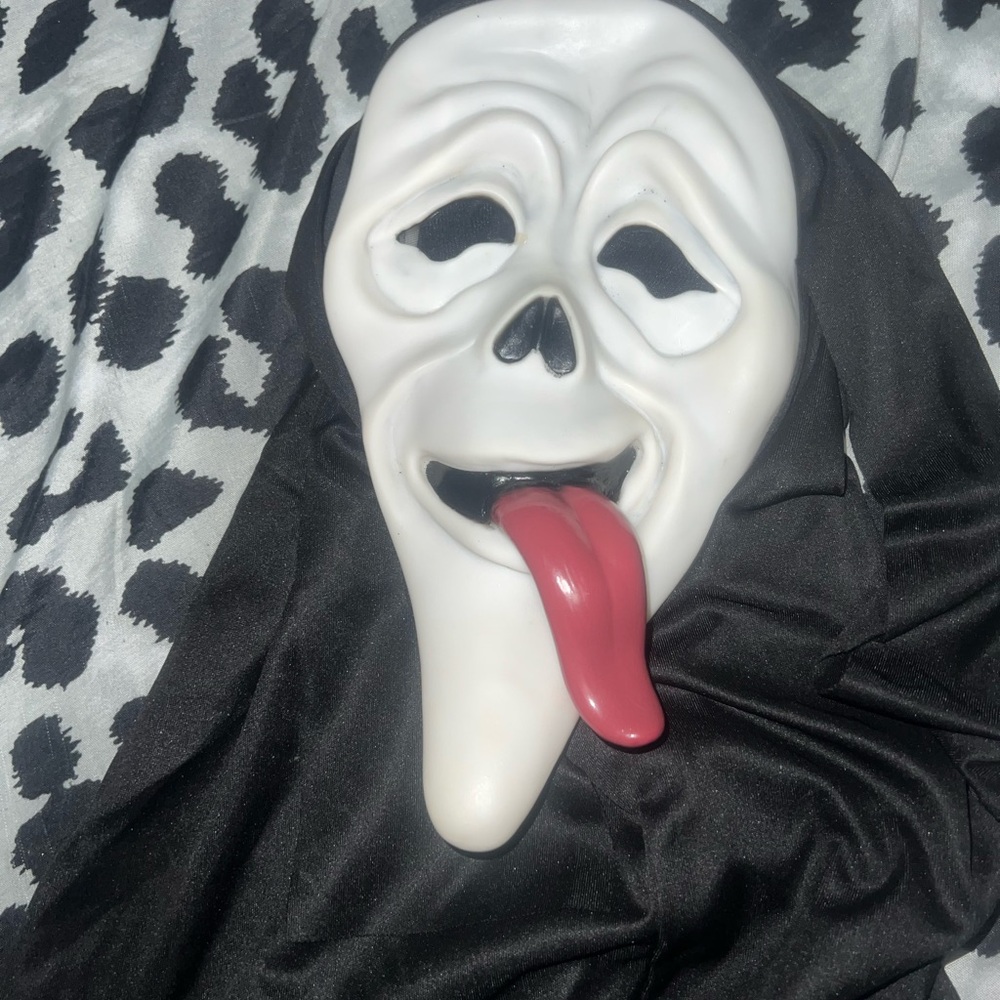 Scary Movie 2 Chillin Killin Mask - Picture 2 of 5